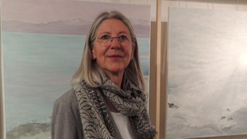 Yvonne Roth immez sias ouvras expostas a Sent (fotografia: Benedict Stecher).