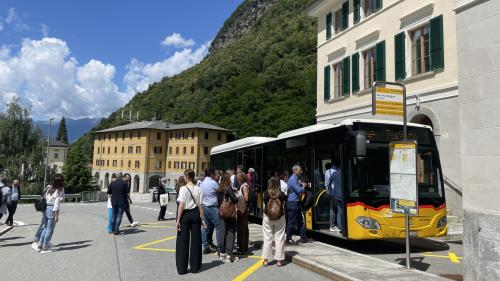 Delegationen aus der Schweiz und Italien testen das öV-Angebot im Grenzgebiet. (Foto: Fadrina Hofmann)