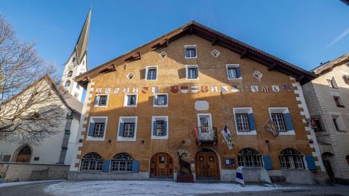 Das Hotel Crusch Alva in Zuoz hat eine Jahrhunderte alte Bausubstanz. Diese will die neue Besitzerschaft sichtbar machen.   Foto: Daniel Zaugg