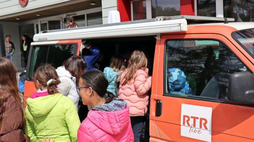 Per la prüma vouta ho RTR sün visita eir mno cun se il busin cotschen per emetter radio live da la plazza da scoula a Bever (fotografia: Martin Camichel).