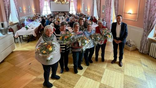 Il president cumünal da Zernez, Domenic Toutsch (a dretta), ha onurà la Società da Grischunas Zernez, culla  presidenta Uorschla Städler (a schnestra). fotografia: mad 