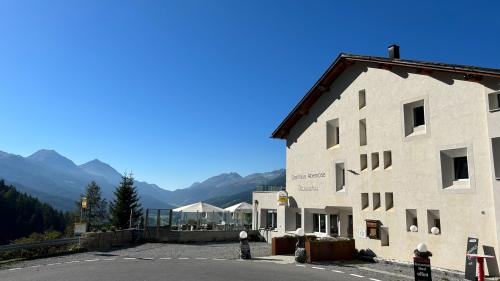 La Pensiun Alpenrose patischa da la via serrada sül Pass da l'Umbrail. fotografia: mad