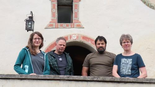 La squadra davo l’exposiziun Tantertemp davant la Chasa Jaura (da schnestra): Linda Feichtinger, Pascal Lampert, Gian Bott e Corina Bott (fotografia: Martin Camichel).