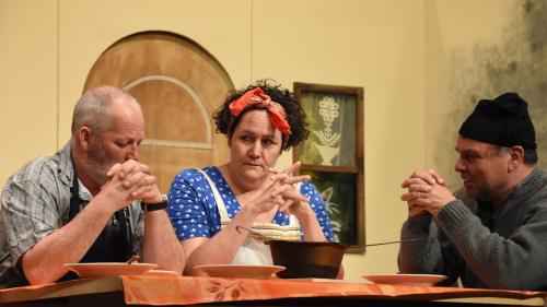 Ils trais frars Peder, Paul e Jörg rovan per l’amur da la maschnera. Forsa cha la guaivda da Chaposch tils farà la barba? (fotografia: Nicolo Bass)