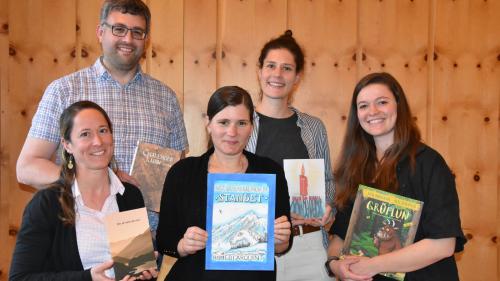 La suprastanza da l’Uniun dals Grischs cullas nouvas ediziuns. Da schnestra: Victoria Mosca (presidenta), Romedi Conradin, Fadrina Hofmann, Violanta Rominger e Gianna Duschletta (fotografia: Nicolo Bass).