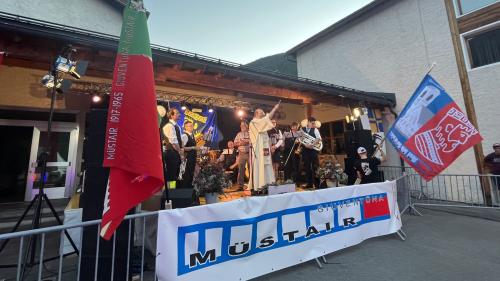 Accumpagnà dal «Fahnenmarsch» ha il banderal preschantà la nouva bindera (fotografia: Martin Camichel/fmr).