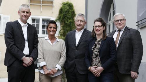 La suprastanza da la società SRG.R invida a la festa da giubileum a Schlarigna. Da schnestra: Roger Tuor, Ladina Simonelli-Zisler, Vincent Augustin, Elena Luzio e Gion Lechmann (fotografia: mad).