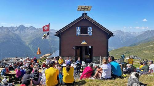 Il giubileum da la Chamonna Cler es gratià – cun ün on retard, ma quista jada cun sulai (fotografia: Daniela Dobler).