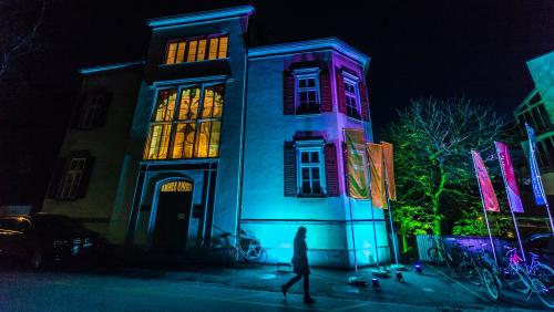 La Chasa Rumantscha a Cuoira da not. Ils 20 gün vegna cler, chi chi surpiglia il presidi da l’organisaziun da tet da las Rumantschas e dals Rumantschs. fotografia: Lia Rumantscha/Mattias Nutt