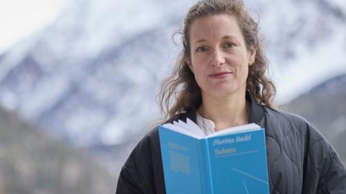 Flurina Badel ha realisà seis cudesch «Tschiera» tanter il 2017 e’l 2024. Ella descriva la situaziun i’l temp avant cha la pandemia ha accentuà inavant la mancanza da spazi d’abitar pajabel in Engiadina. fotografia: Michael Steiner