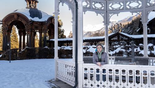 Roman Vital auf dem Areal des abgebrannten Hotel Waldhaus Vulpera. Foto: Diana Ulrich