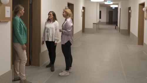 SGO-CEO Susanne Stallkamp, die Gesamtleiterin der Alterszentren, Gabriela Busslinger und Gianna Raselli, SGO-Kommunikation (von links) auf einem der Stockwerke mit den Zimmern. Foto: Reto Stifel