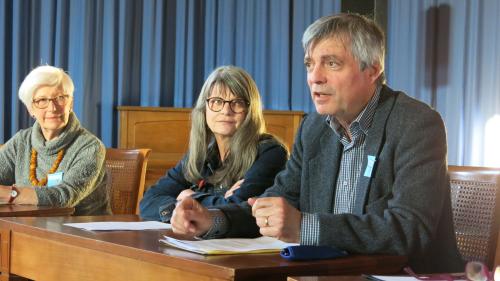 Yvonne Schmid (von links), Marianne Lüthi und Martin Lehmann schildern unerwartete Tierbesuche (Foto: Bettina Gugger).