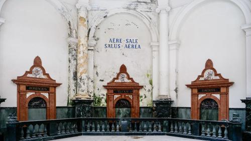 Der Blick in den Kuppelsaal der Büvetta Tarasp zeigt die Dringlichkeit einer baulichen Sanierung. Fotos: Jon Duschletta