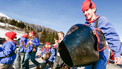 Die Zuozer Schülerinnen und Schüler haben am Samstag in Madulain Chalandamarz gefeiert. Foto: Jon Duschletta