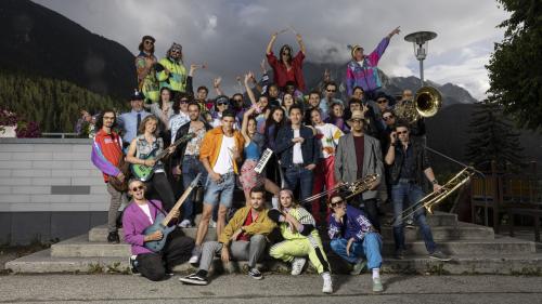 Üna quarantina da persunas giuvnas per gronda part da la regiun as preschaintan al seguond Musical a Scuol (fotografia: Marco Cadonau).