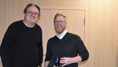 Il president da la Società da commerzi e mansteranza Engiadina Bassa, Jon Armon Strimer (a schnestra), ed il referent Gian Marco Bianchi in occasiun dal aperitiv da Büman a Scuol (fotografia: Nicolo Bass).