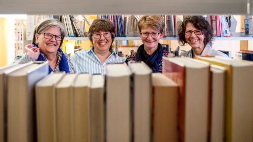 Las collavuraturas actualas da la Biblioteca publica Zernez da schnestra: Renate Braunschweiler, Birgit Luzi, Beatrice Müller e la manadra Claudia Fasani. 			fotografias: Jon Duschletta