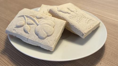 Springerle sollten nicht auf Backpapier gebacken werden, um das Aufgehen im Ofen nicht zu behindern. Fotos: Julia Biffi