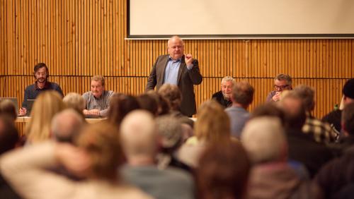 Passa tschient votantas e votants – inaspettedamaing bgers – s’haun radunos marculdi saira in sela polivalenta a S-chanf (fotografia: Michael Steiner).