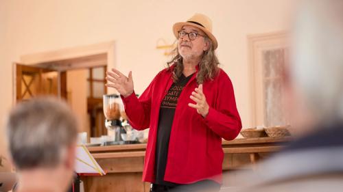 Il directer musical Urs Leonhardt Steiner ha preschantà il proget Carmina Burana. Il Festival Scuol Classics varà lö in gün 2026 (fotografia: Michael Steiner).