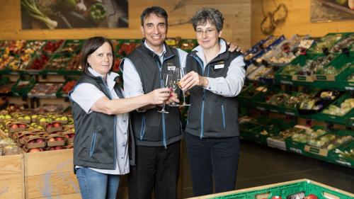 Von links: Cristina Pilatti, Manuel Joao Da Fonseca Santos Simoes und Micaela Bianchi stossen auf ihr 25-jähriges Dienstjubiläum an. Foto: z. Vfg