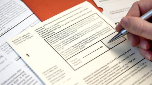 Pro votaziuns chantunalas daiva cedlas da votar trilinguas, però pro progets da votaziun federals per intant be cedlas in üna lingua. Quai as dess uossa müdar (fotografia: Somedia).