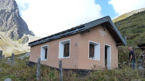 La chamonna Nessas as rechatta sün territori da Guarda (fotografia: Cumün da Scuol).