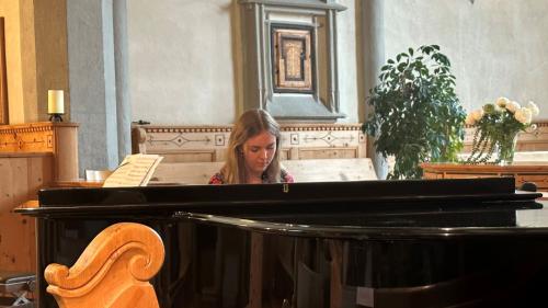 Anna Baumgartner in gövgia vers saira in occasiun dal concert illa  baselgia da Sent (fotografia: mad).