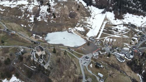 Links ist der See, rechts die Überschwemmung zu sehen. Foto: Pumpiers Pisoc