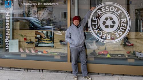 Schuhmacher Orlando Rada vor seinem Fachgeschäft in Pontresina. Foto: New Rada