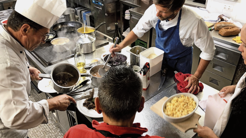 Das Servicepersonal steht bereit, die Köche dekorieren die Teller: Gastronomie ist Teamarbeit. Foto: Marie-Claire Jur