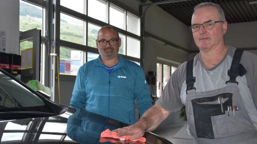 Not Neuhäusler (a schnestra) e seis lavuraint Franz Josef Frank preparan üna carossaria d’ün auto (fotografia: Nicolo Bass).