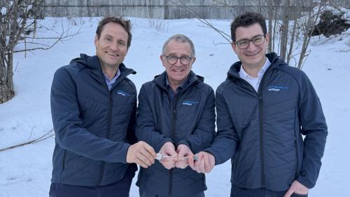 Gian-Luca Morandi, Jachen Gaudenz und Flurin Peretti (von links) bei der Schlüsselübergabe. Foto: z. Vfg.