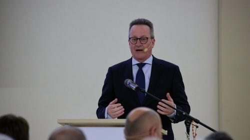 Martin Schmid, il president dal cussagl administrativ, ha dat il bainvgnü a var 80 persunas a la 70avla radunanza generala da la Ouvras Electricas d’Engiadina SA (fotografia: Michael Steiner).