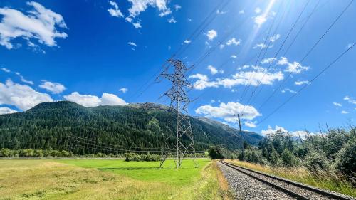 Der Mast Nr. 128 der 380-kV-Albulaleitung im Gebiet Las Agnas zwischen La Punt und Bever muss im Zuge der Leitungserneuerung und auch des Projekts der Inn-Revitalisierung ersetzt und versetzt werden. Foto: Jon Duschletta