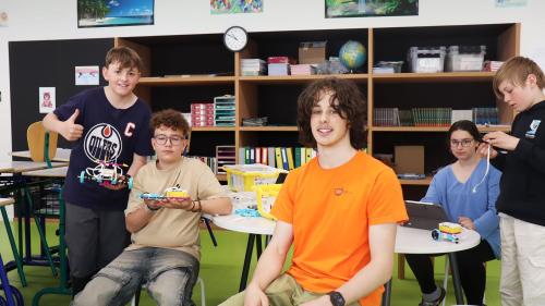 Tanter oter han las scolaras e’ls scolars pudü fabrichar ün roboter da Lego e til programmar tenor lur agens giavüschs. fotografias: Martin Camichel