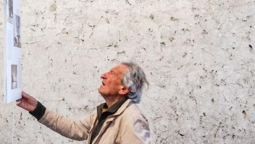 Künstler Gian Pedretti im Jahr 2016 als Besucher einer Ausstellung in der Stalla Madulain. Archivfoto: Jon Duschletta