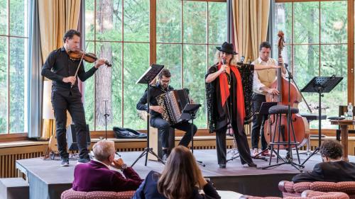 Das Trio Folksmilch und Christiane Boesiger bei der Aufführung im Silser Hotel Waldhaus. Foto: Axel Brog/Resonanzen
