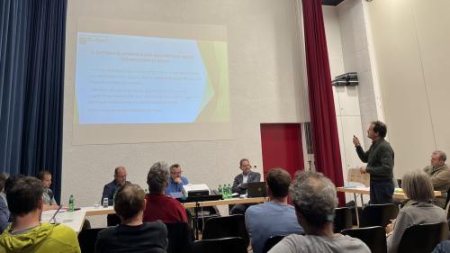 Ils da S-chanf haun a la radunanza cumünela accepto tuot las propostas da la suprastanza cumünela (fotografia: Martin Camichel/fmr).