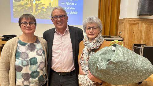 La vicepresidenta e capo futur Aita Zanetti (a schnestra) ha onurà il capo cumünal partent Christian Fanzun e sia duonna Seraina per la lavur e collavuraziun dals ultims ons (fotografia: Nicolo Bass).