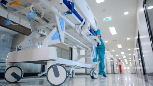 Das Gesundheitswesen bringt viele ­Spitäler an den Anschlag. Auch beim Spital Oberengadin wird nach Lösungen gesucht, um dieses in eine sichere ­Zukunft zu führen. Symbolbild: shutterstock.com/Bell Ka Pang