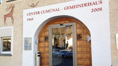 Il cumün da Zernez ha preschantà ün rendaquint 2023 cun cifras nairas ed ün guadogn da 3,4 milliuns francs (fotografia: Annatina Filli).