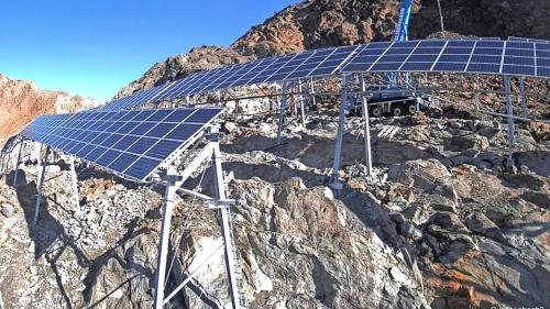 Da quistas tevlas solaras prevezza la Bernina Solar SA d’installer sül pass dal Bernina. Uossa haun ils iniziants inoltro la dumanda da fabrica per lur implaunt  fotovoltaic (fotografia: Bernina Solar AG)