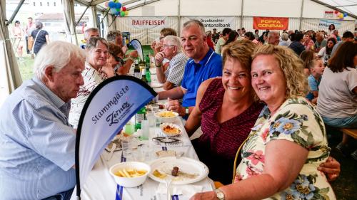 Die Leiterin Gästeinformation Beatrice Stöcklin (rechts) mit Stammgästen in Zernez. Foto: Jon Duschletta