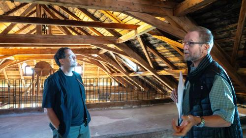 Remo Derungs (links) und Jon Andrea Könz im imposanten Dachstuhl, einem sogenannt liegenden Dachstuhl, der Chesa Gregori in Zuoz. Fotos: Jon Duschletta