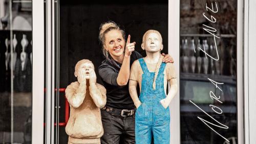 Nora Engels mit den zwei geschnitzten Kinderfiguren Leo und Lisa. Foto: z. Vfg.