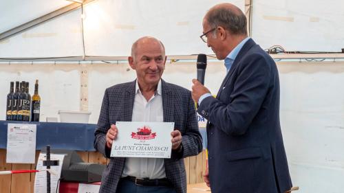 Stefan Regez, Chefredaktor der «Schweizer Illustrierten» (rechts) überreicht Gemeindepräsident Jakob Stieger die Auszeichnung zum «Dorf des Jahres».
Foto: Valentina Baumann 