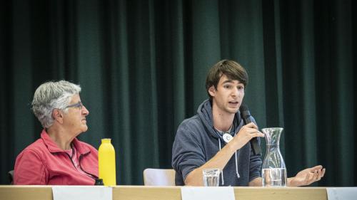 Loris Niethammer  (rechts) ist Aktivist bei der Gruppierung Klimastreik Graubünden. Foto: Denise Kley