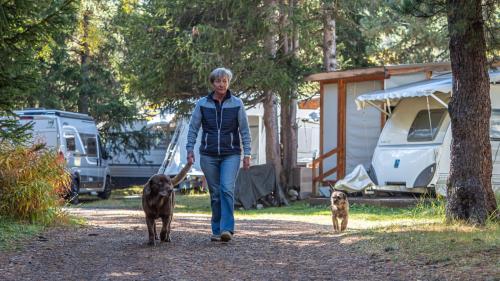 Die 64-jährige Camping-Wartin Brigitte Conte bei einem Rundgang mit Zambo und Gin auf «ihrem» TCS Campingplatz Samedan. 				Foto: Daniel Zaugg